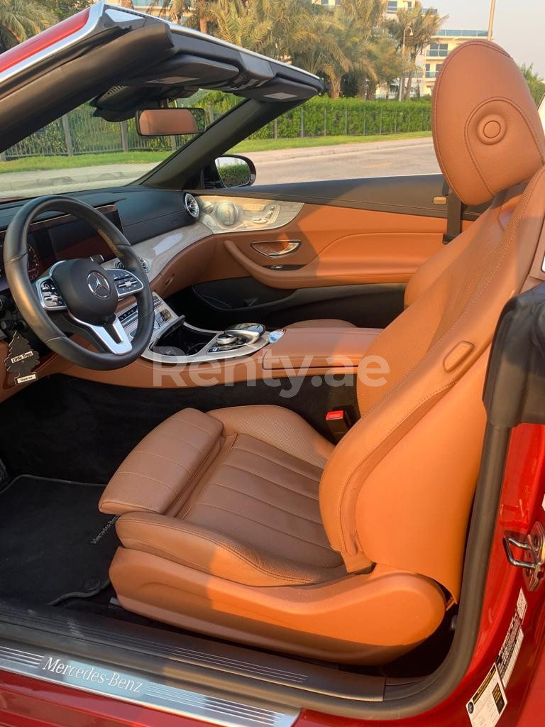 Rosso Mercedes E450 cabrio in affitto a Dubai 2