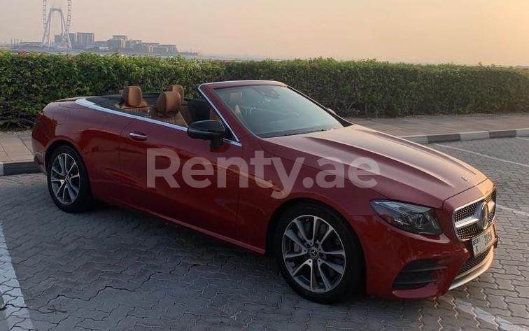 rojo Mercedes E450 cabrio en alquiler en Abu-Dhabi