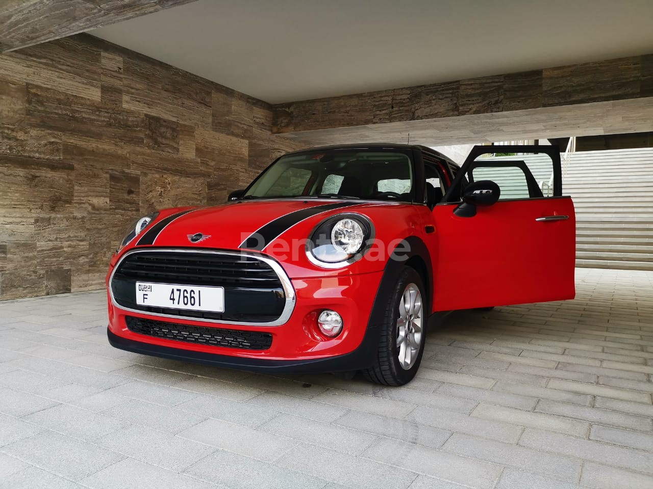 Rosso Mini Cooper in affitto a Abu-Dhabi 3