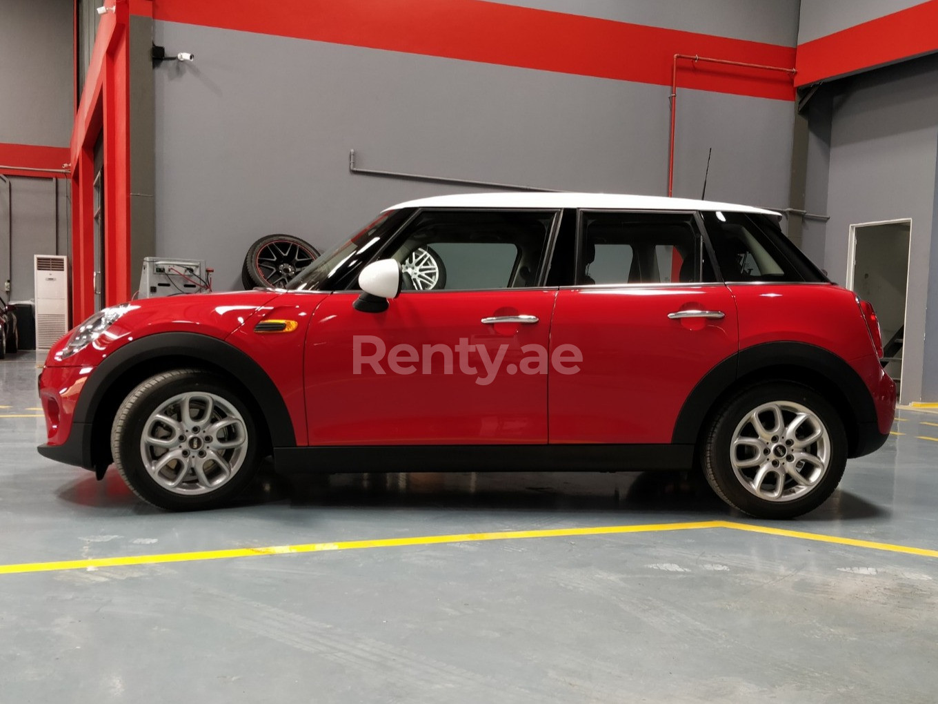 rojo Mini Cooper en alquiler en Abu-Dhabi