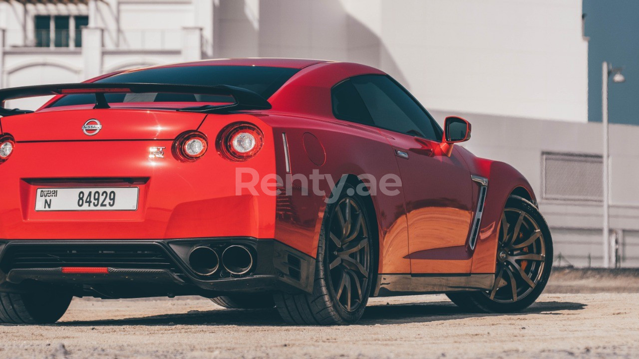 أحمر Nissan GTR للإيجار في دبي 0