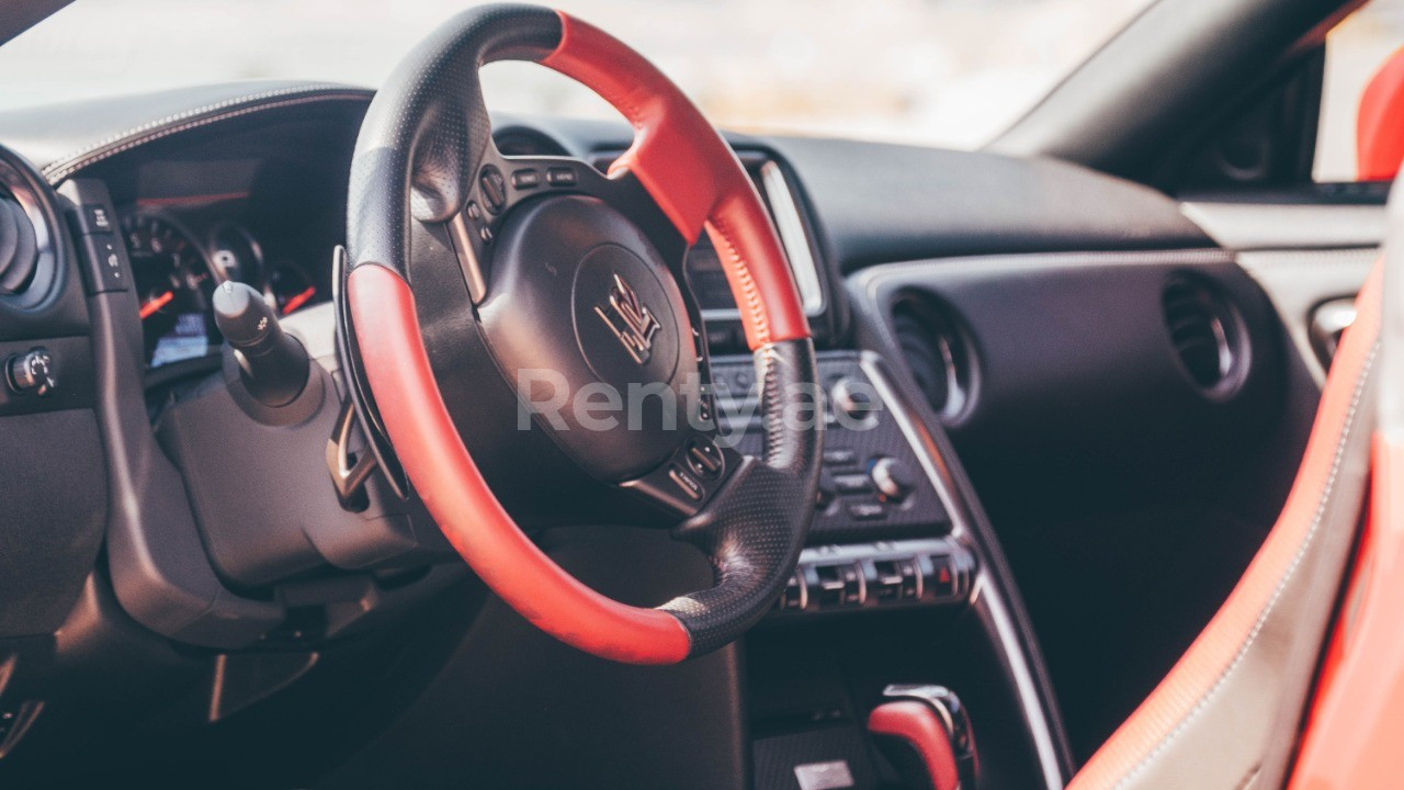 Rouge Nissan GTR en location à Abu-Dhabi 1