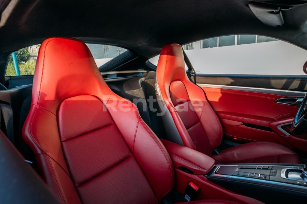 rojo Porsche Cayman GTS en alquiler en Dubai 4