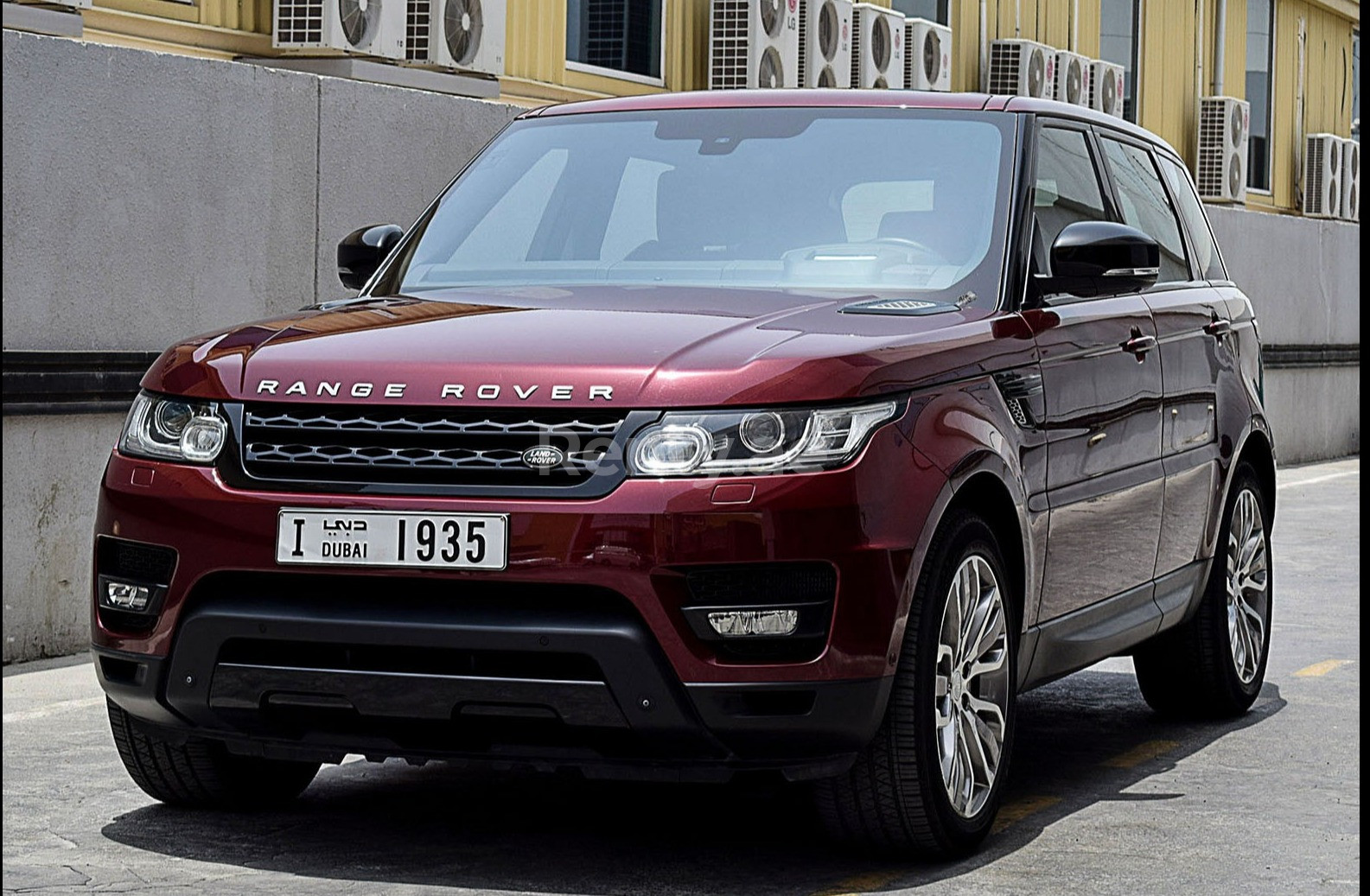 أحمر Range Rover Sport Autobiography للإيجار في أبو ظبي