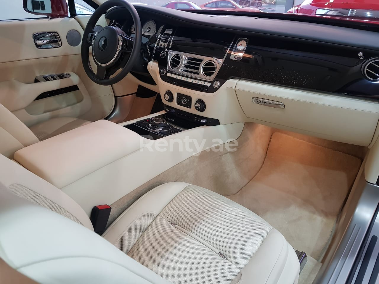 Rot Rolls Royce Wraith zur Miete in Sharjah 0