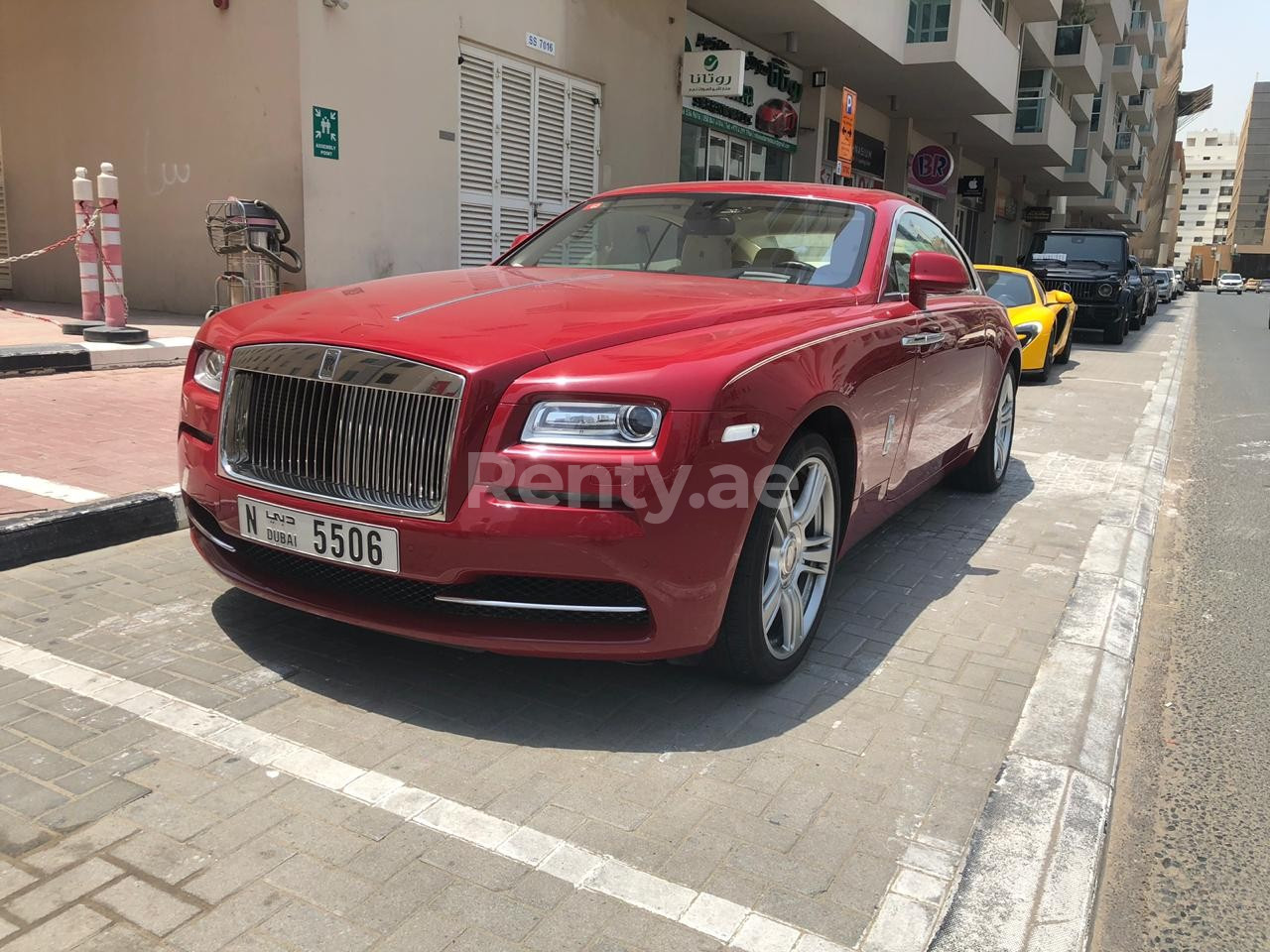 Rouge Rolls Royce Wraith en location à Dubai 4