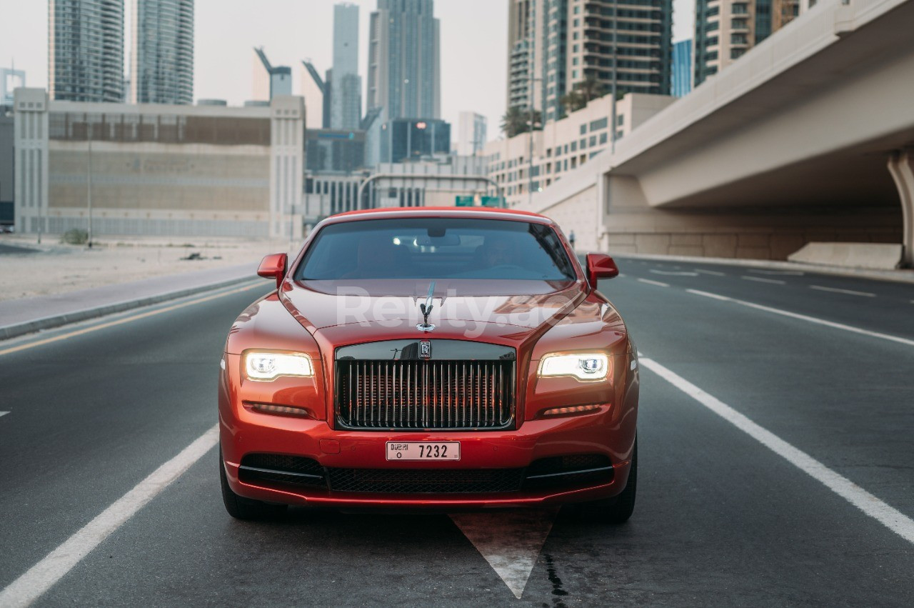 Rouge Rolls Royce Dawn Black Badge en location à Abu-Dhabi 0