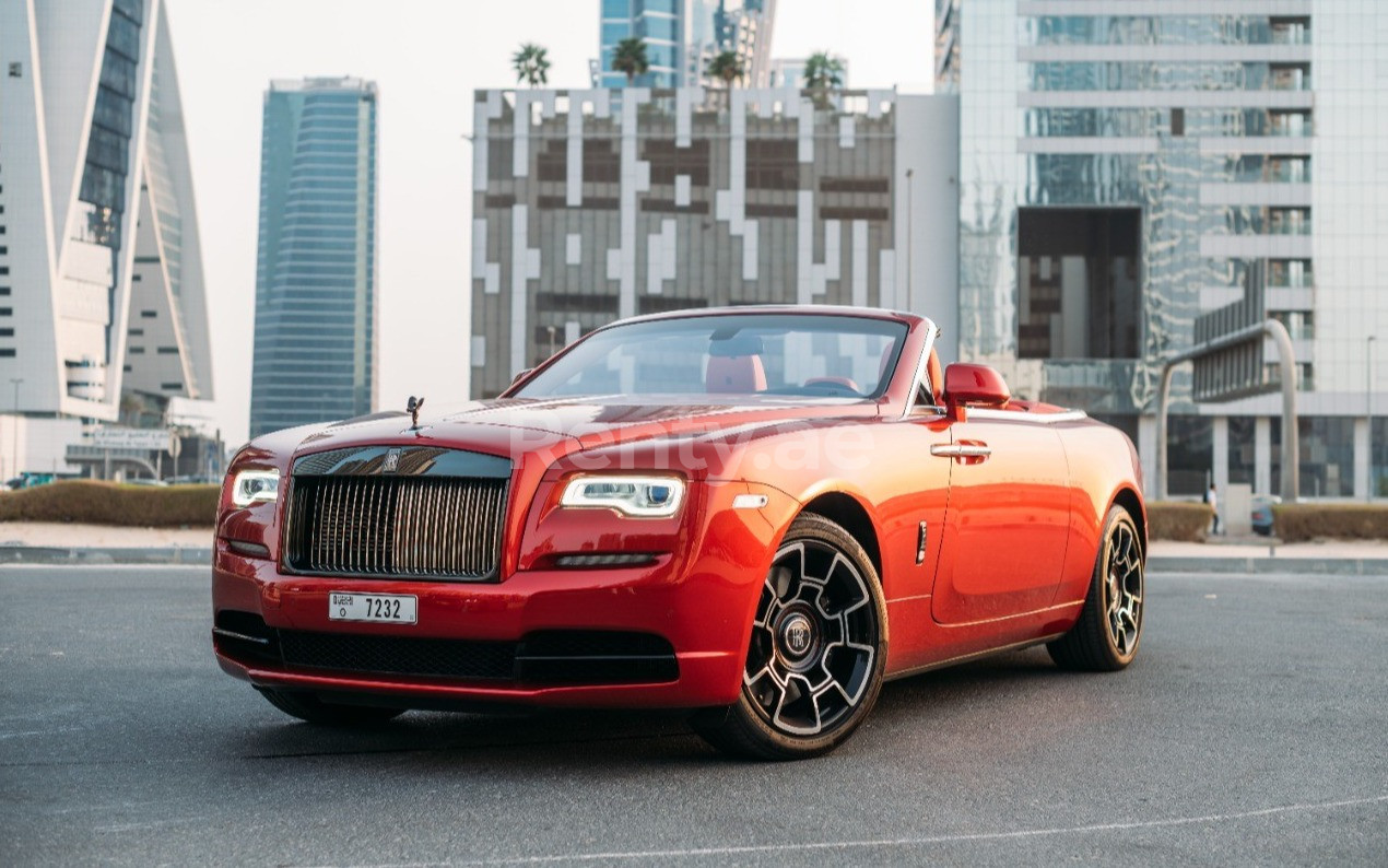 Rouge Rolls Royce Dawn Black Badge en location à Abu-Dhabi