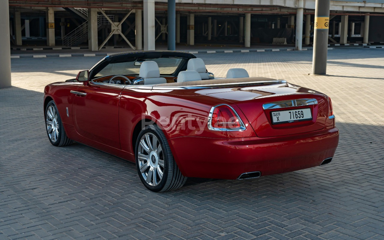 Rosso Rolls Royce Dawn in affitto a Dubai 0