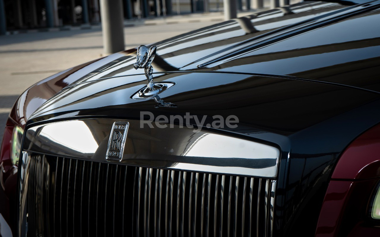 rojo Rolls Royce Dawn en alquiler en Dubai 2