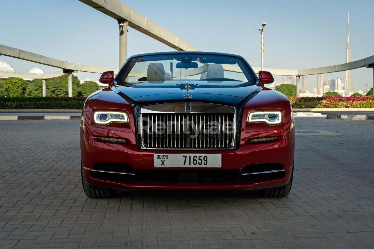 Rouge Rolls Royce Dawn en location à Abu-Dhabi 3