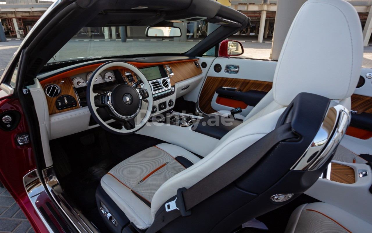 Rot Rolls Royce Dawn zur Miete in Sharjah 5