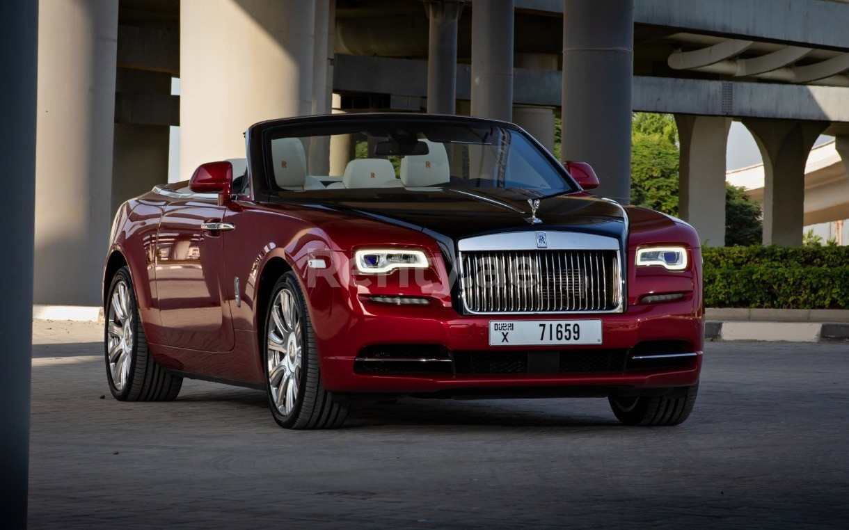 Rouge Rolls Royce Dawn en location à Abu-Dhabi