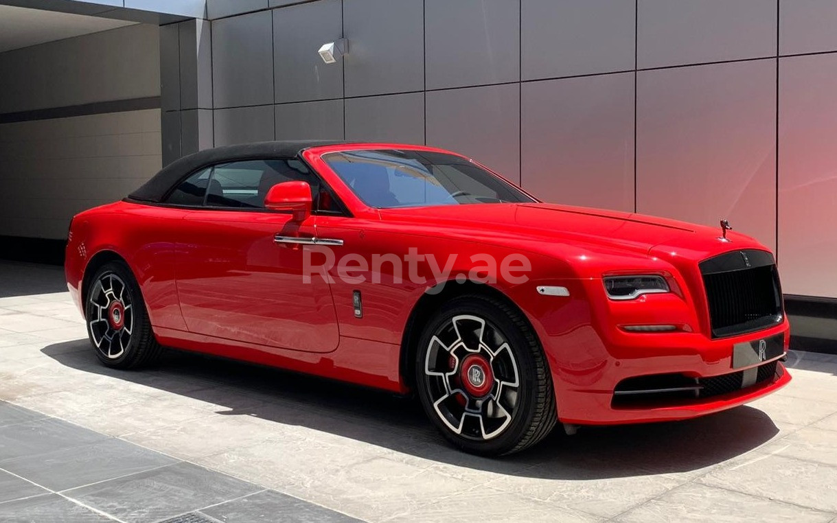 Rouge Rolls Royce Dawn en location à Sharjah