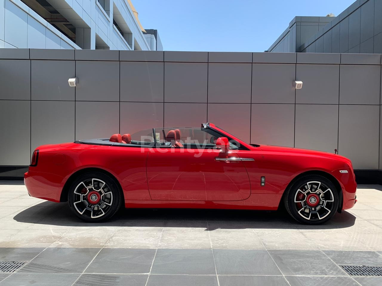 rojo Rolls Royce Dawn en alquiler en Dubai 3