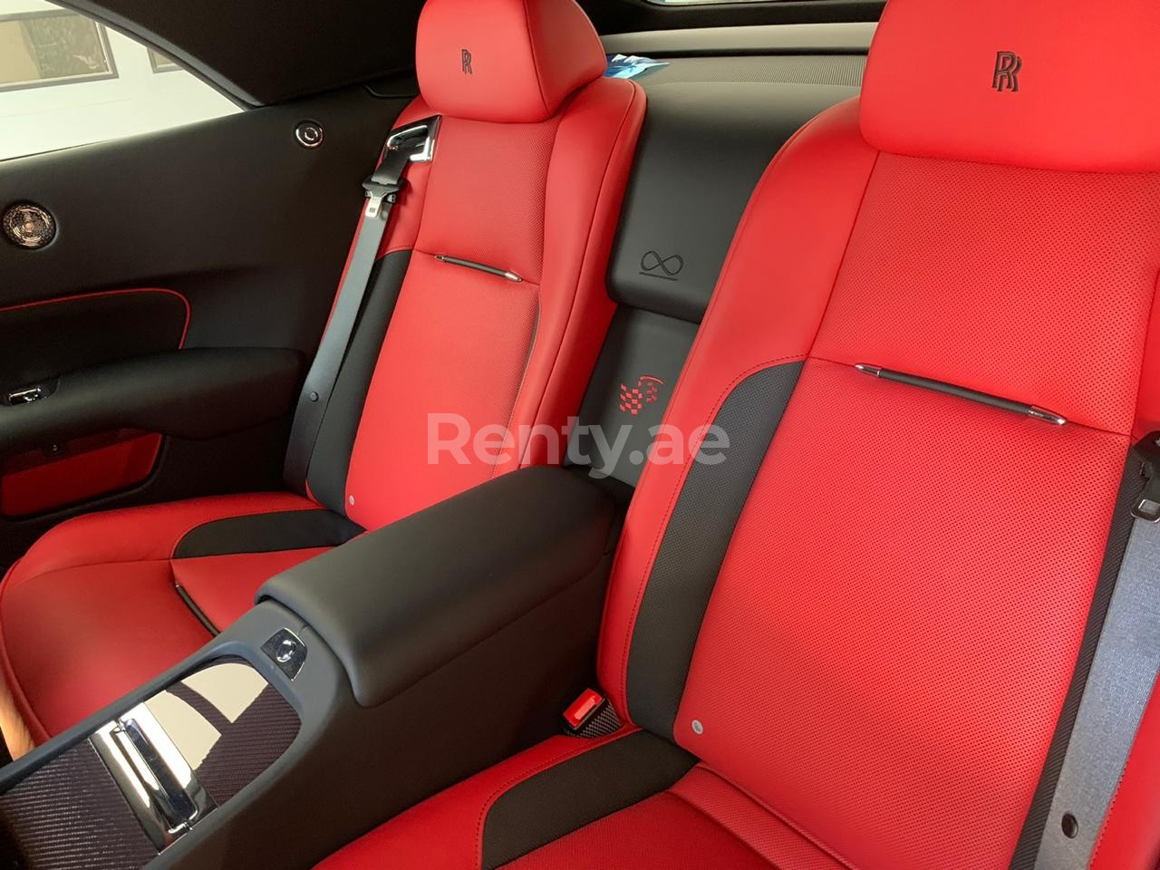 rojo Rolls Royce Dawn en alquiler en Sharjah 4