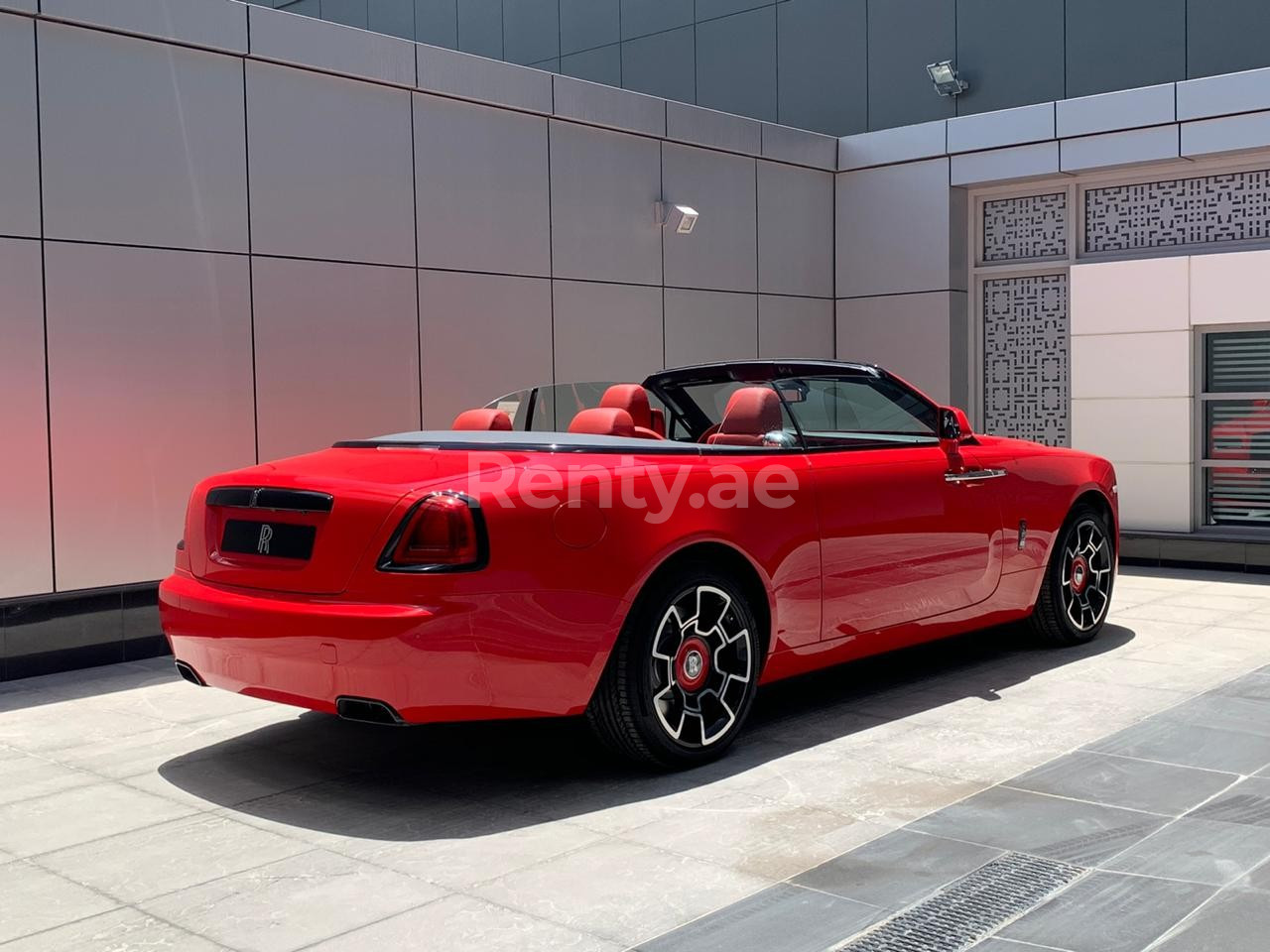 rojo Rolls Royce Dawn en alquiler en Sharjah 5