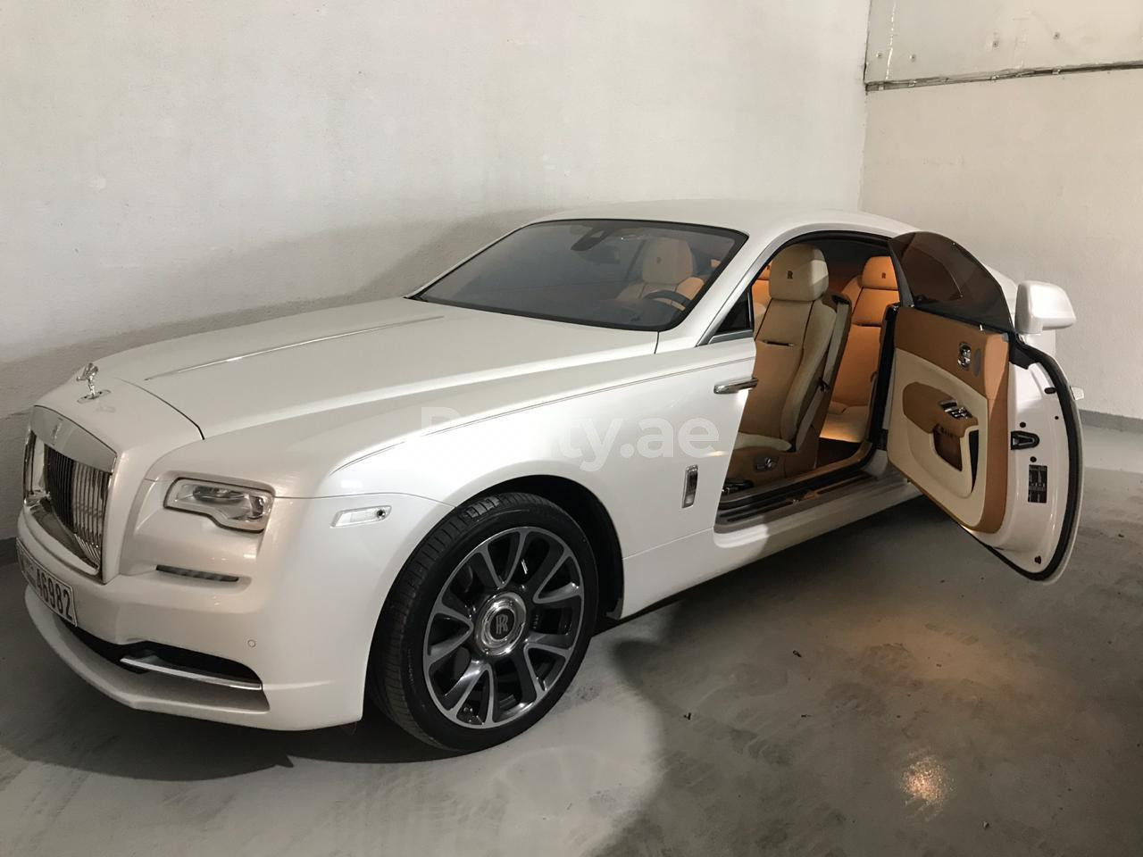 أبيض Rolls Royce Wraith للإيجار في دبي 3