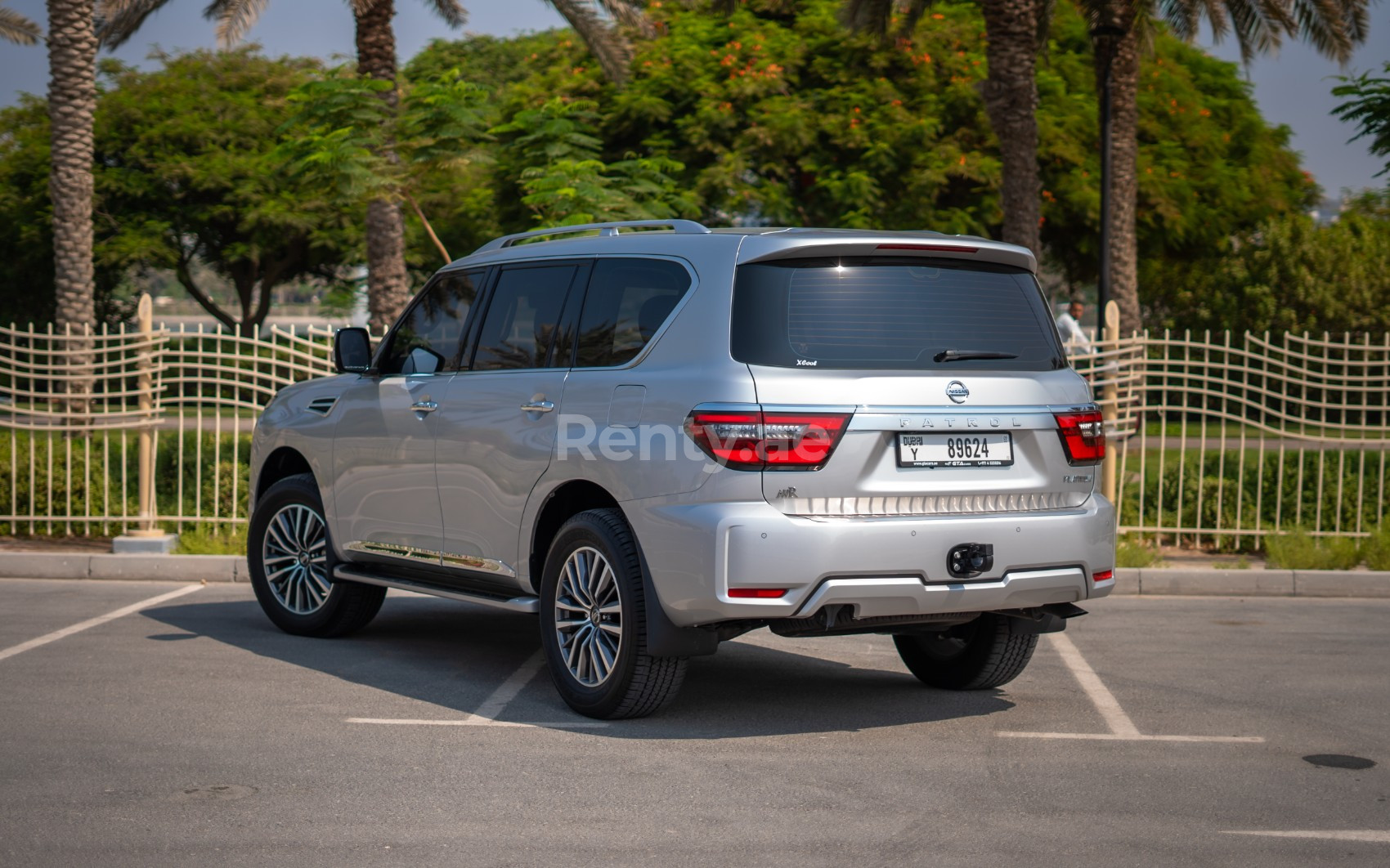 在沙迦租赁银灰色 Nissan Patrol Platinum V6 1