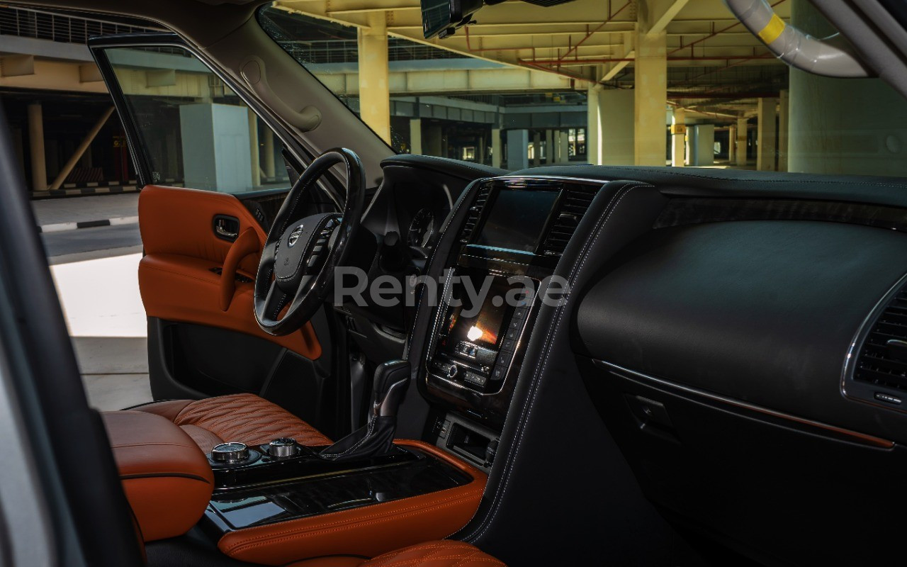 Grigio argento Nissan Patrol V6 in affitto a Sharjah 3