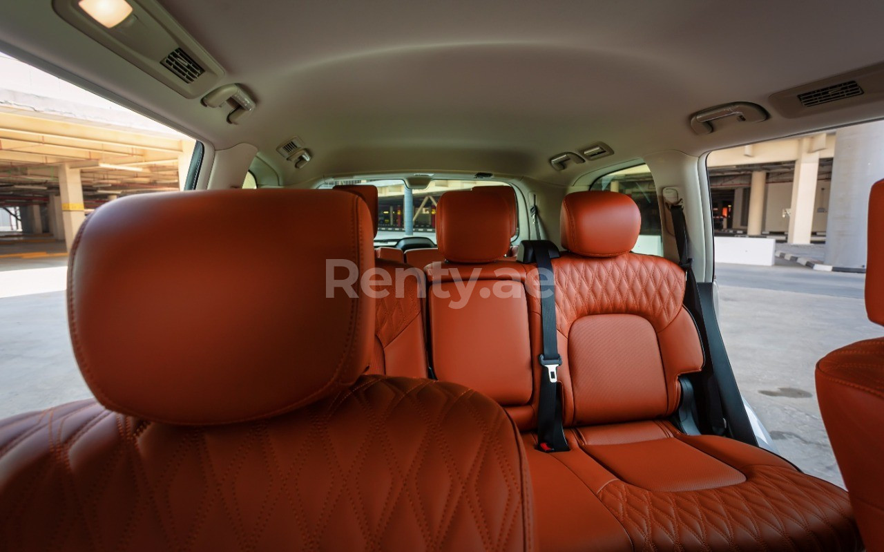 Grigio argento Nissan Patrol V6 in affitto a Sharjah 4