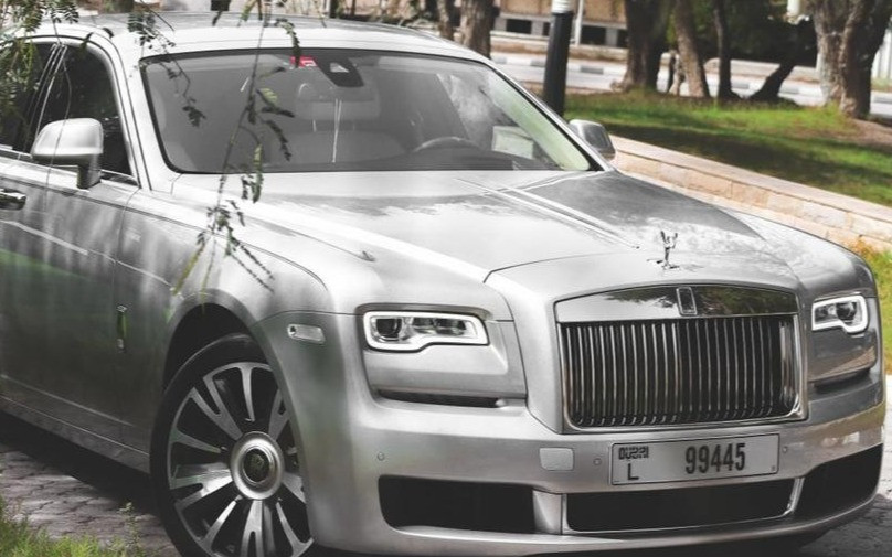 Gris plateado Rolls Royce Ghost en alquiler en Dubai