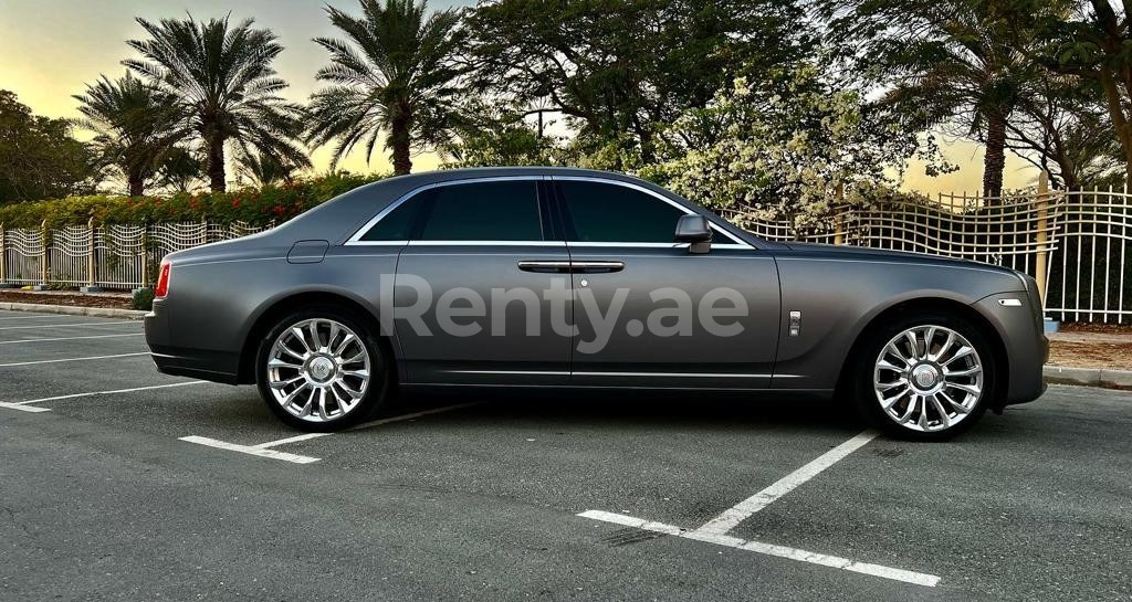 Silber-Grau Rolls Royce Ghost zur Miete in Abu-Dhabi 1