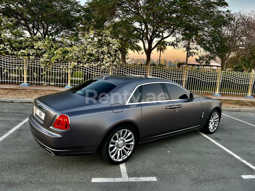 Gris plateado Rolls Royce Ghost en alquiler en Abu-Dhabi 5