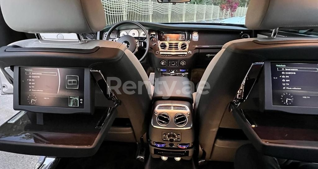 الرمادي الفضي Rolls Royce Ghost للإيجار في أبو ظبي 6