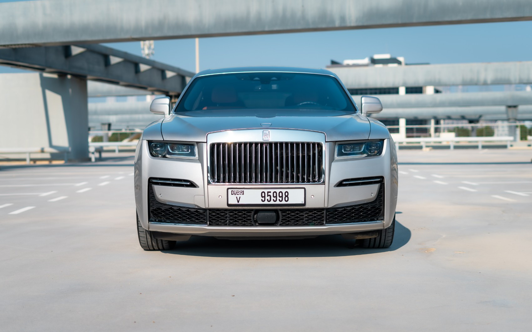 Gris Argenté Rolls Royce Ghost en location à Dubai 0