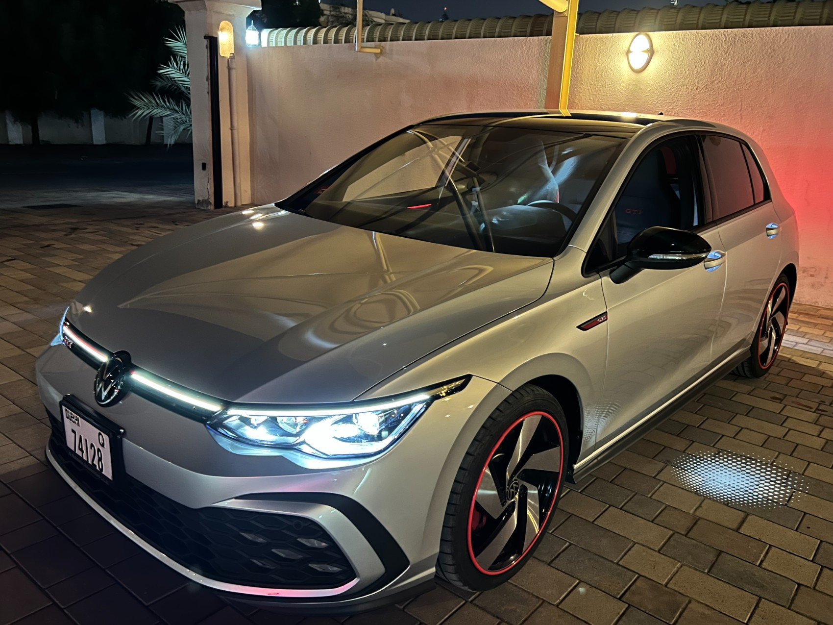 Grigio argento Volkswagen Golf GTI in affitto a Abu-Dhabi 0