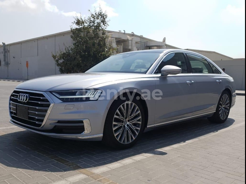 Silber Audi A8 55TFSI zur Miete in Abu-Dhabi