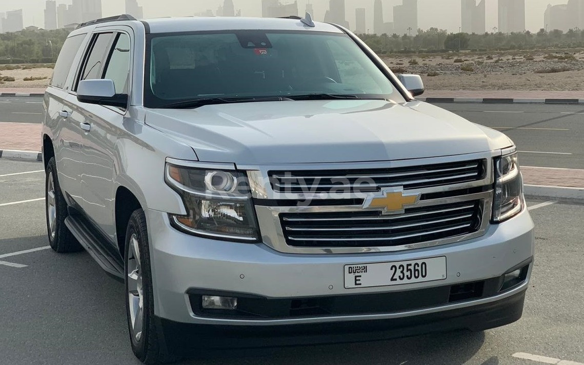 فضة Chevrolet Suburban للإيجار في أبو ظبي