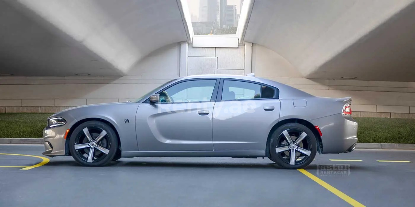 Argento Dodge Charger V8 in affitto a Abu-Dhabi 3