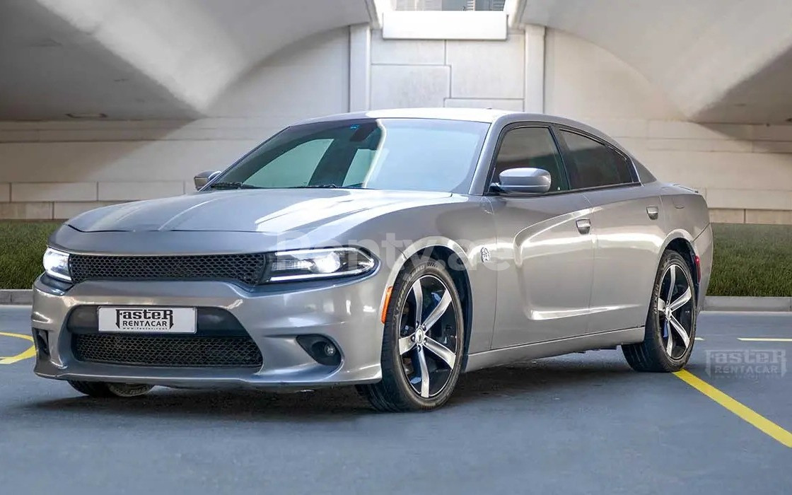 Silber Dodge Charger V8 zur Miete in Abu-Dhabi