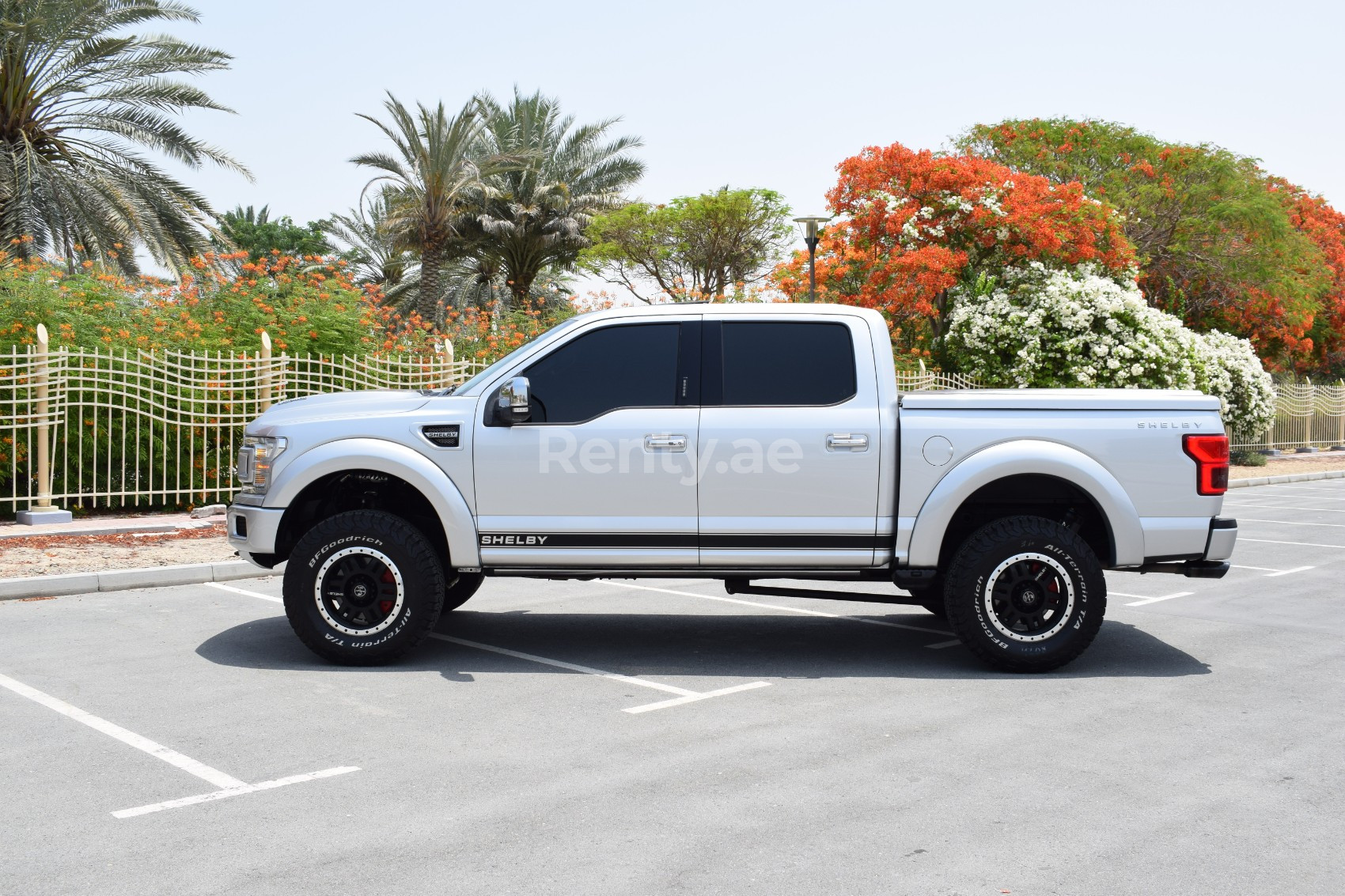 Silber Ford F150 Shelby zur Miete in Abu-Dhabi 2