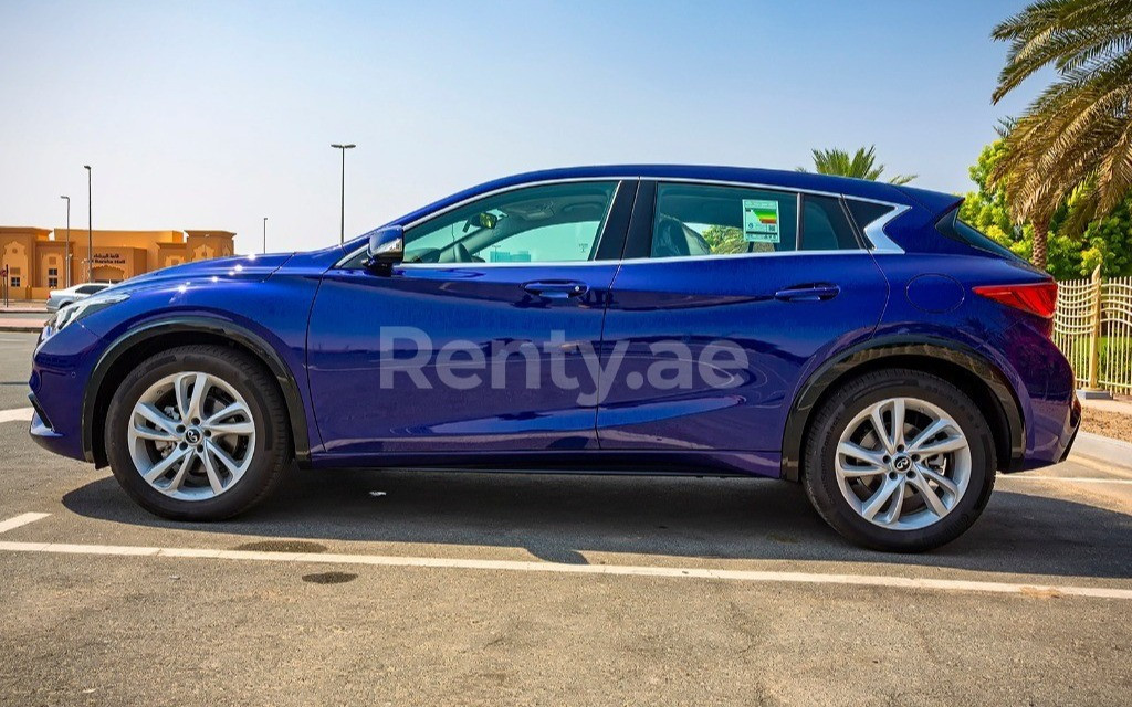 Blu Infiniti Q30 in affitto a Dubai