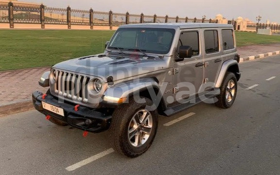 Argent Jeep Wrangler en location à Sharjah