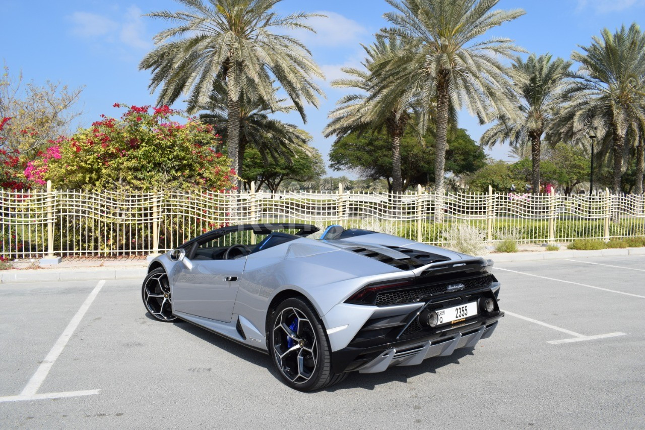 Silber Lamborghini Evo Spyder zur Miete in Abu-Dhabi 2