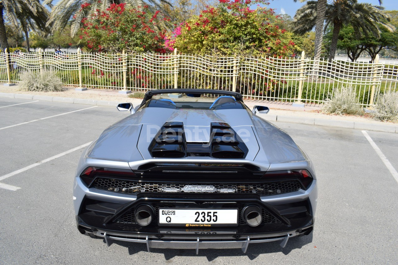 Silber Lamborghini Evo Spyder zur Miete in Abu-Dhabi 3