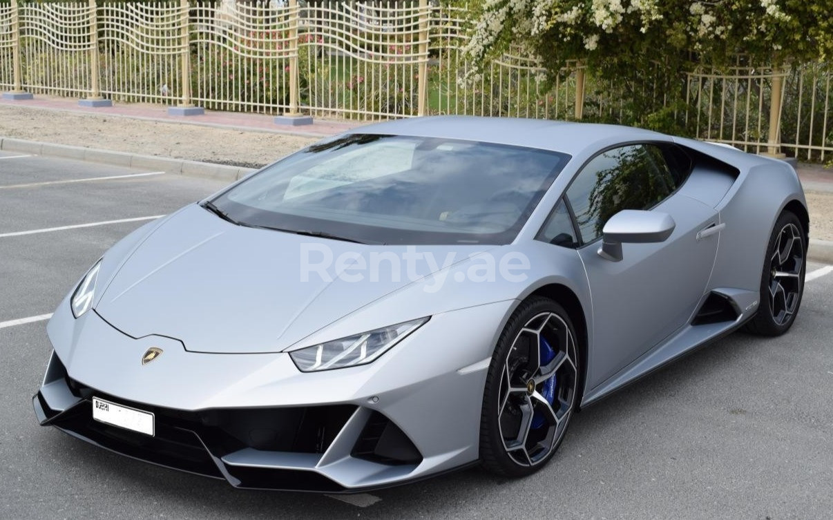 Argento Lamborghini Evo in affitto a Sharjah