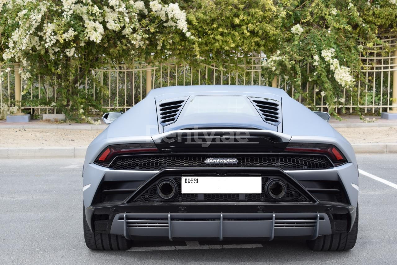 Silber Lamborghini Evo zur Miete in Dubai 2