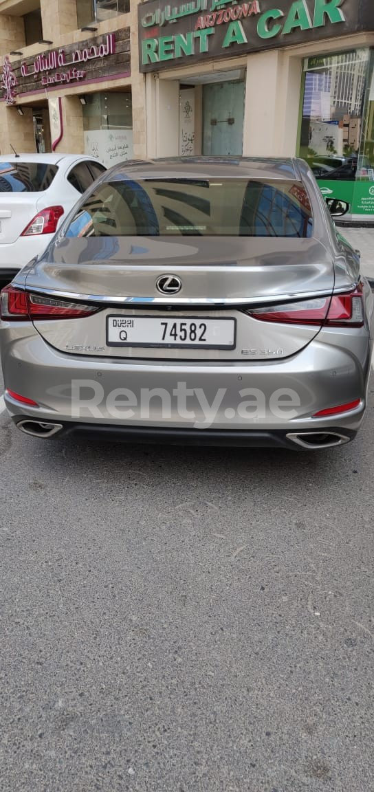 Silber Lexus ES Series zur Miete in Sharjah 1