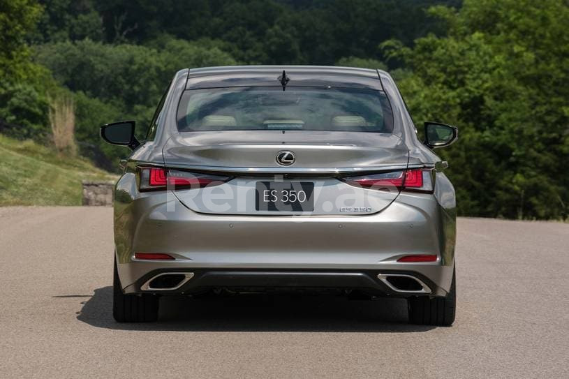 Argento Lexus ES Series in affitto a Sharjah 15