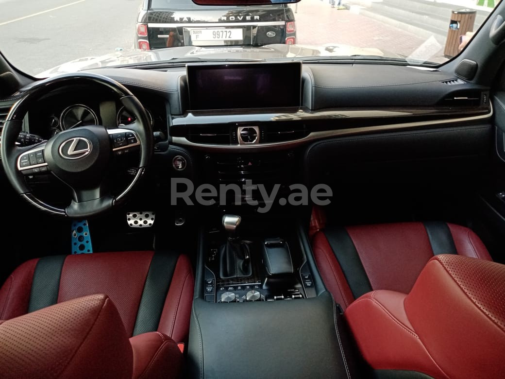 Silber Lexus LX 570 zur Miete in Sharjah 1