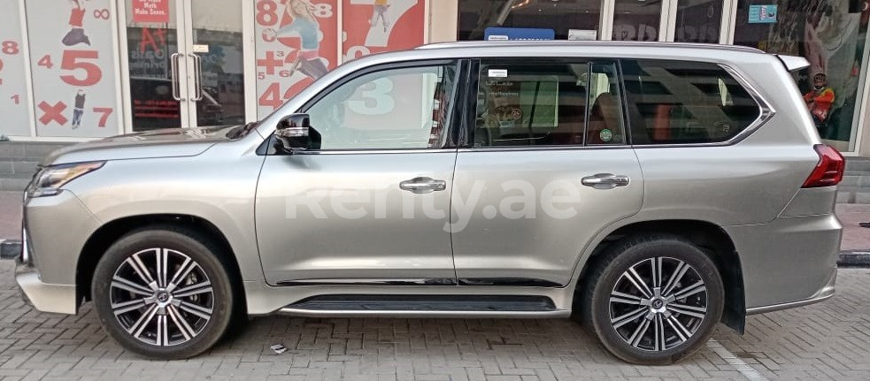 Silber Lexus LX 570 zur Miete in Abu-Dhabi 2