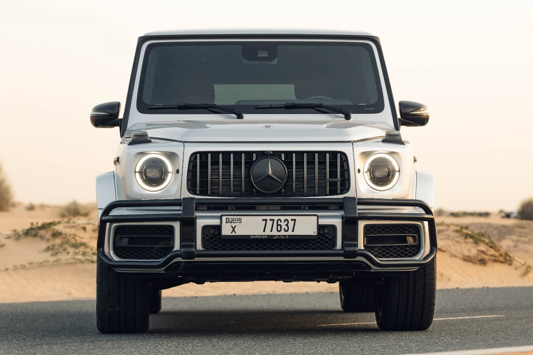 Silber Mercedes G63 AMG zur Miete in Sharjah 0