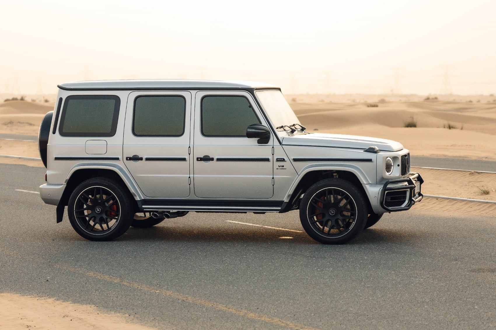 Silber Mercedes G63 AMG zur Miete in Sharjah 1