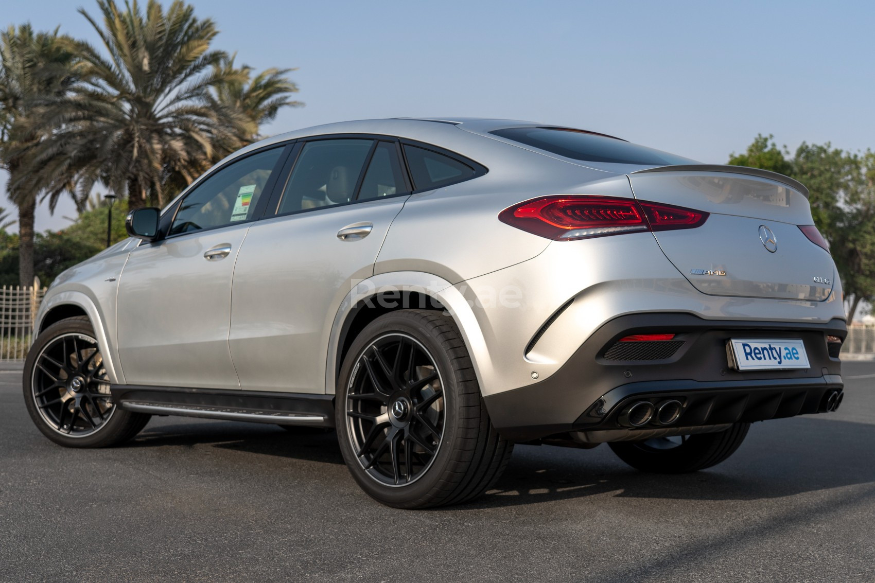 Silber Mercedes GLE63 zur Miete in Dubai 1