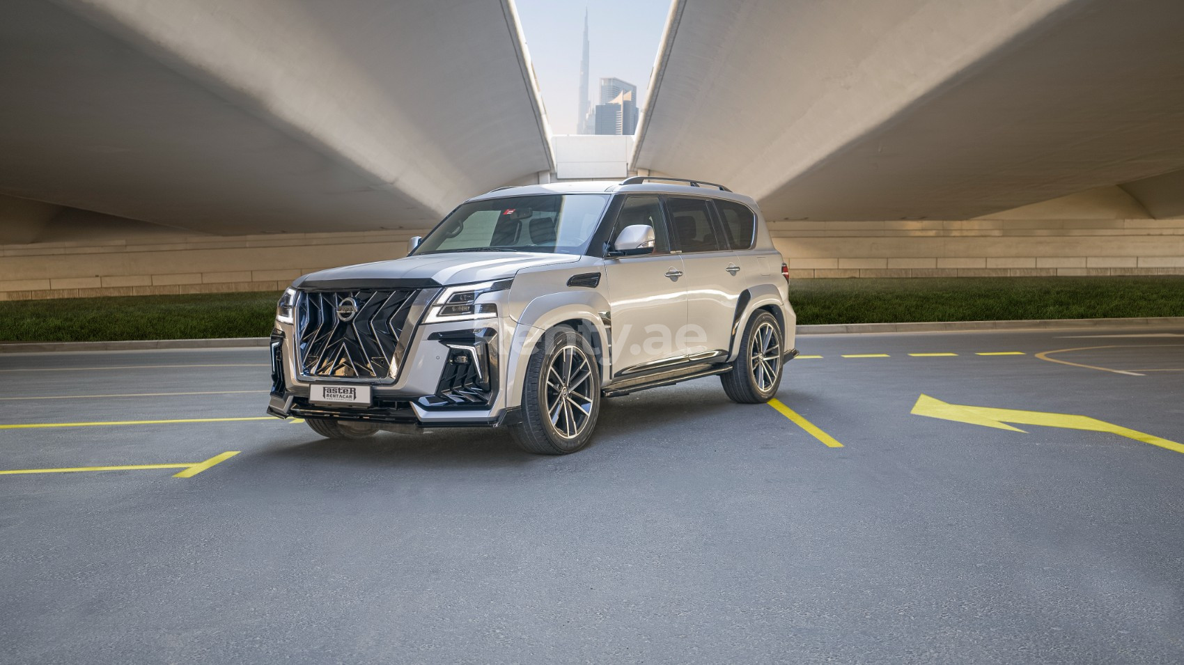 Silber Nissan Patrol hawk kit zur Miete in Abu-Dhabi 0